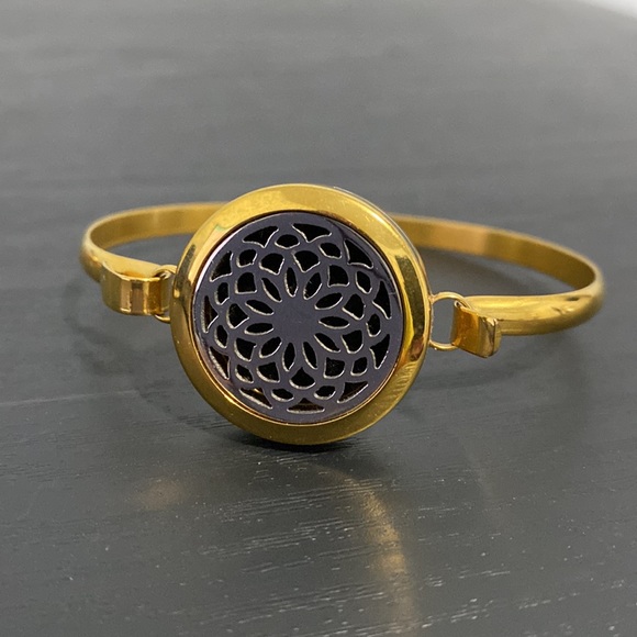 Lot of 6 Gold Tone Cuff Bracelets and Bangles - Picture 9 of 14